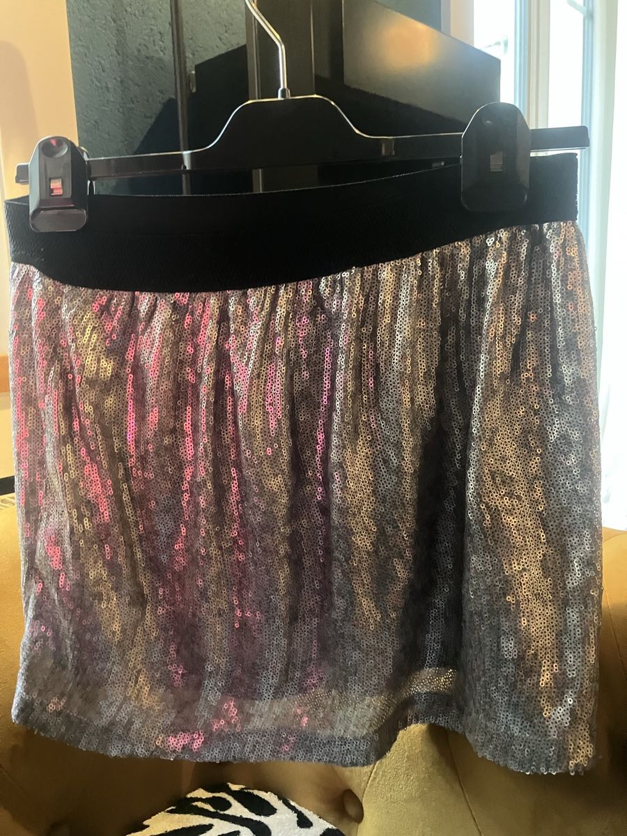 Bershka Gonne: Mini-jupe à sequins argentée et noire taille S – Usato da St-Aubin-Sauges venduto da Sonia-Ka