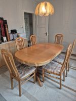 Hellbrauner Holztisch, massiv, ausziehbar