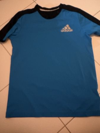 Cooles Adidas T-Shirt, Blau mit schwarzen Ärmeln