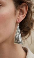 Orecchini pendenti argento stile etnico con motivi floreali