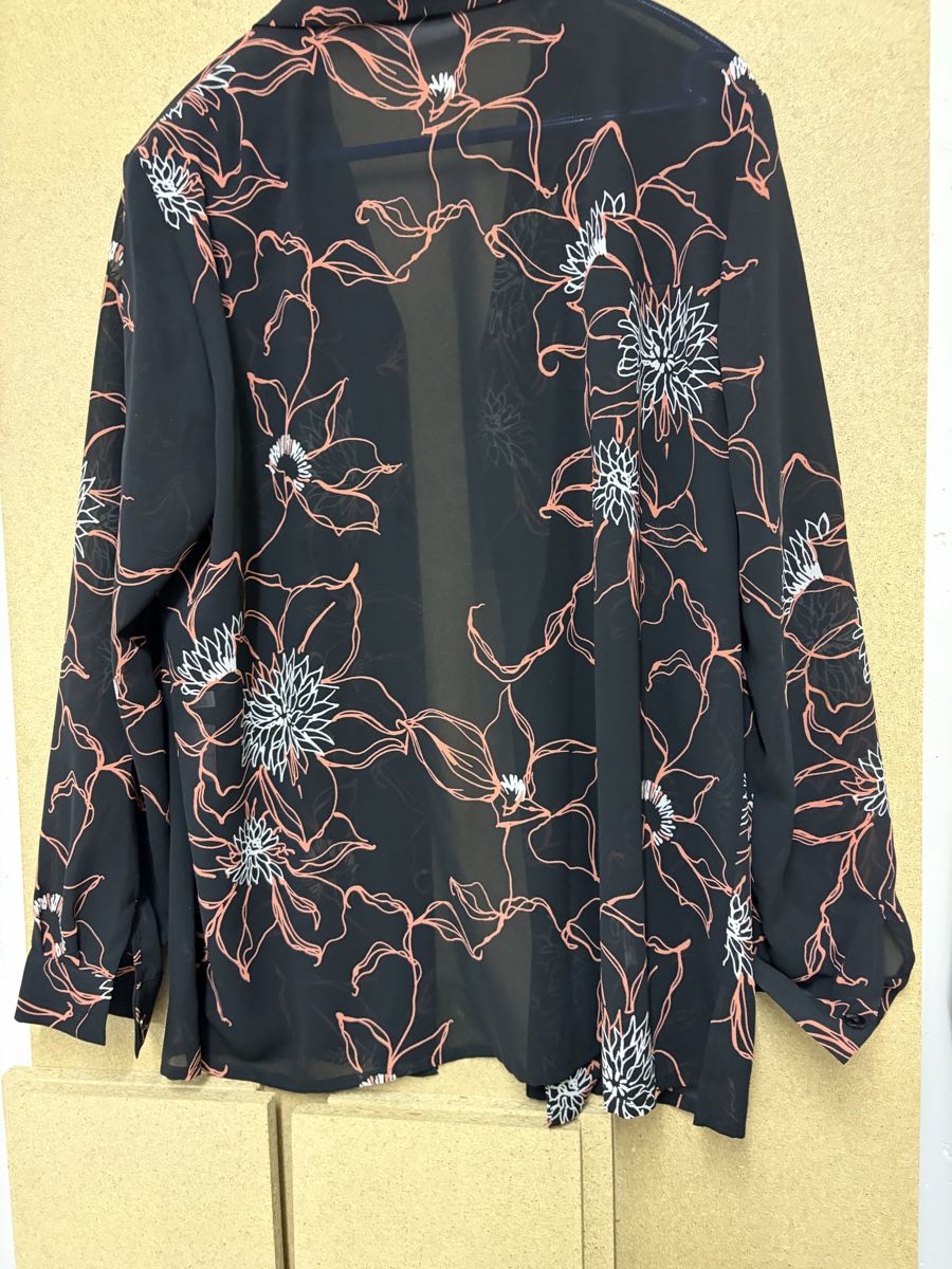 Blusen: Bluse mit Jacke  Blumenmuster Schwarz Grösse 42 – Neu (gemäss Beschreibung) aus Erlenbach ZH von Ritschly