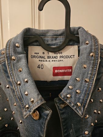 Jeansjacke mit Nieten – Grösse 40 – Trendiger Look