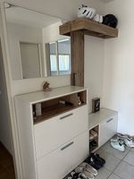 Moderne Garderobe mit Schuhschrank, Spiegel und Sitzbank
