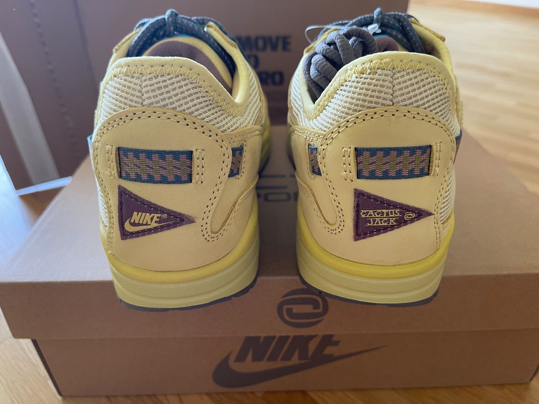 Nike Herrenschuhe: Nike Air Max 1 Cactus Jack Saturn Gold – Neu und originalverpackt aus Cham von e_c_kpk2 3