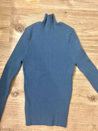 Pull col roulé de chez Zara bleu ciel côtelé