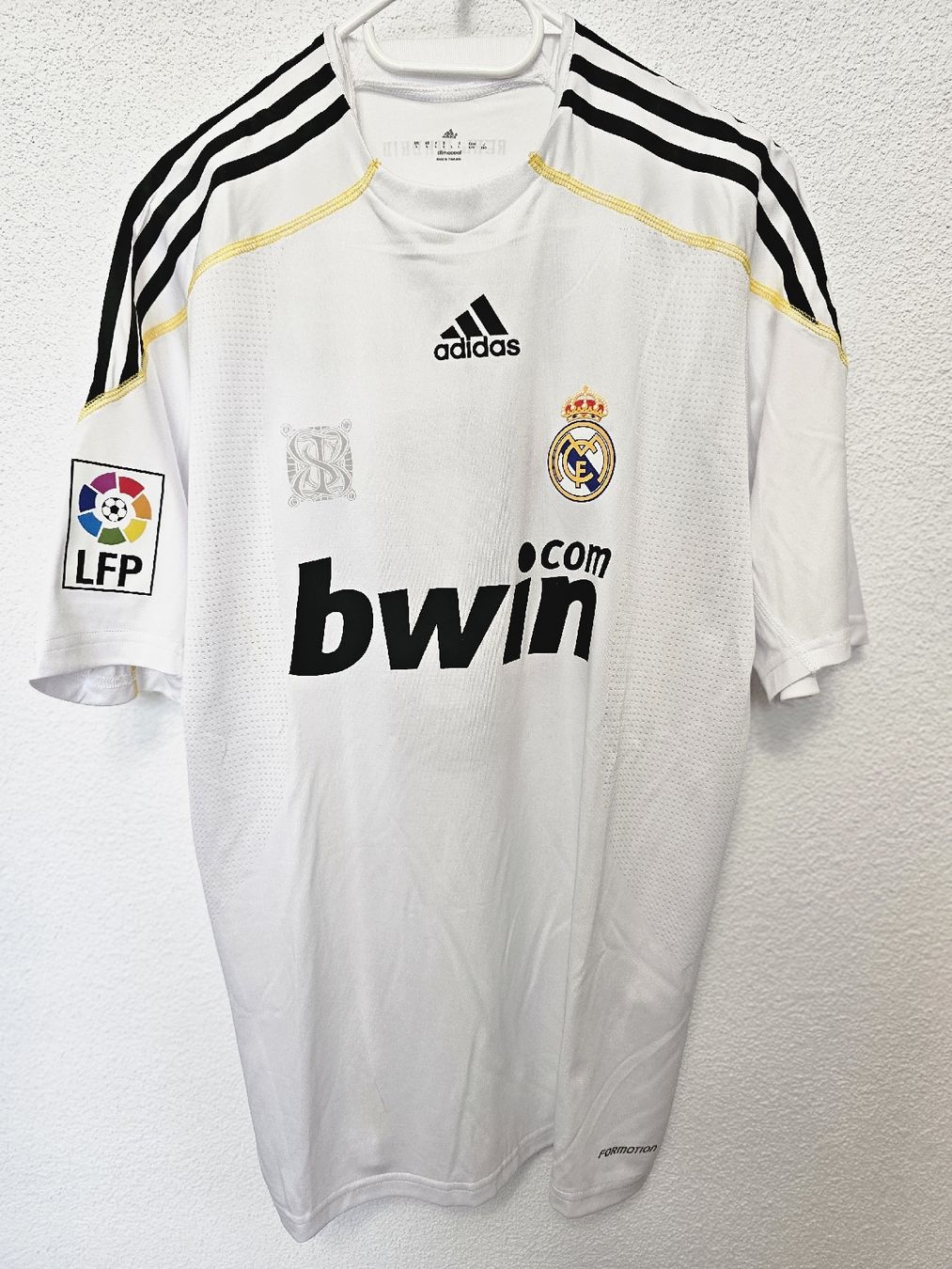 Canottiere & Pantaloni: Real Madrid Spielertrikot 09/10 – Nuovo (secondo la descrizione) da Rickenbach LU venduto da LichterWelt