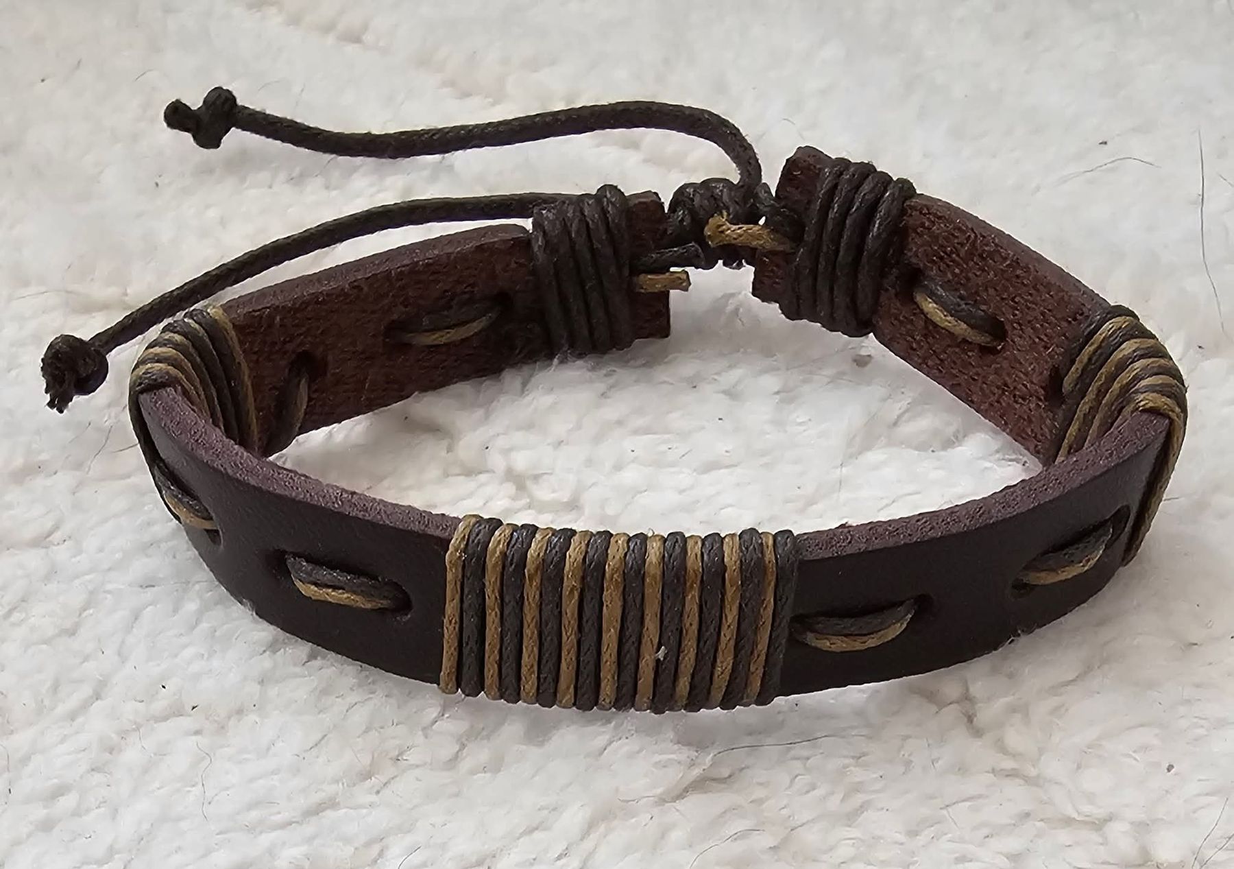 Bracciali & Braccialetti: Lederarmband braun verstellbar – Nuovo (secondo la descrizione) da Grosshöchstetten venduto da Chaotik-Reptil