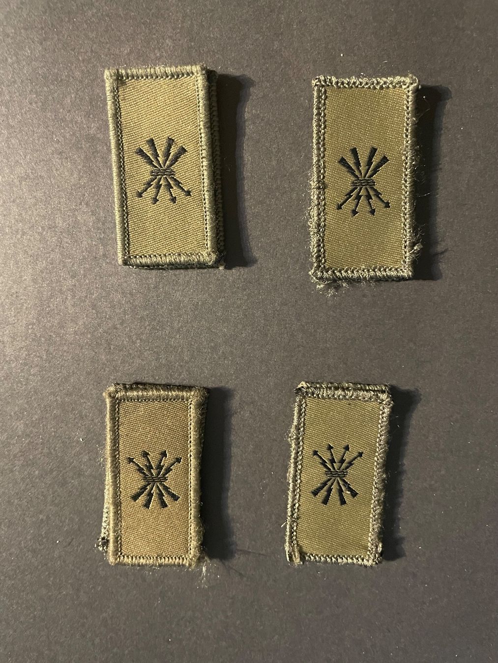 Schweizer Armee Uniformi: 8 Stück Truppengattungsabzeichen – Usato da Wila venduto da Lokelo