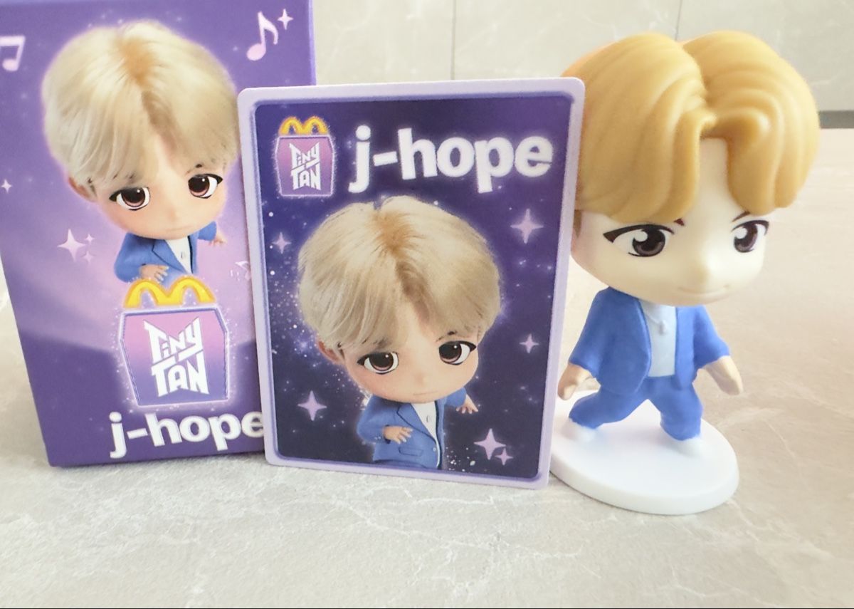 Mc Donald's Figurines: 🔥 BTS x McDonalds J-Hope - NEU & Originalverpackt – Neuf avec emballage d'origine à Sins par sum_lv6d
