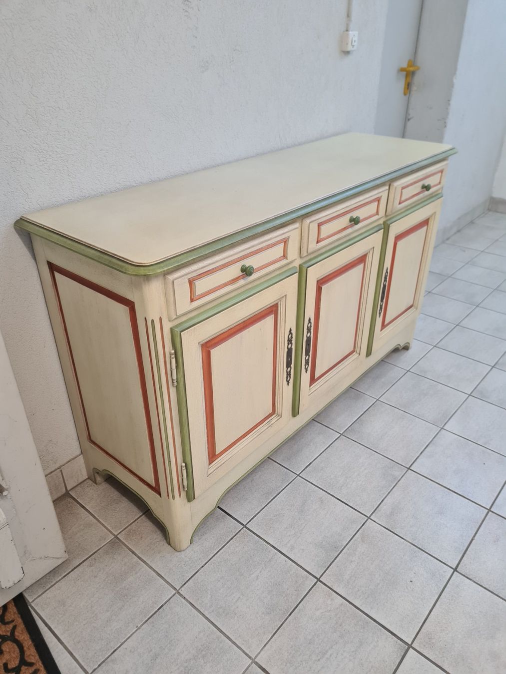 Set di tavolo e panche: Ensemble, un banc, une commode, et deux tables base – Usato da Monthey venduto da 187-zeroo 4