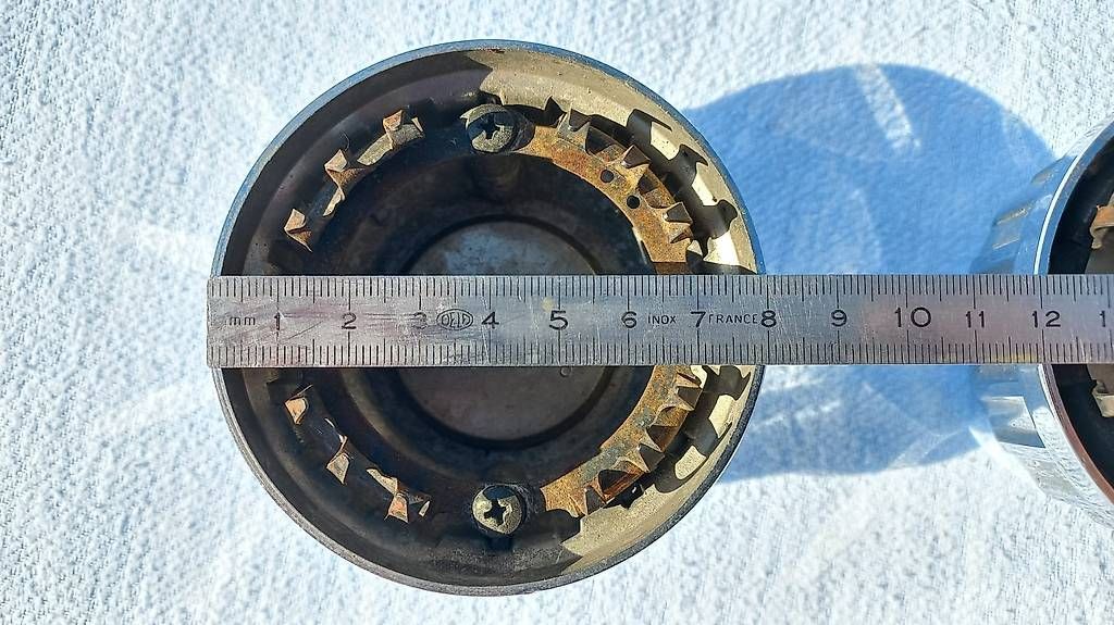 Tutti pezzi di ricambio auto: Toyota Oldtimer - Youngtimer / 2 Stück Nabendeckel hellbraun – Usato da Frauenkappelen venduto da Chruetzhubel 4