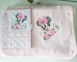 Die Babydecke und die Dokumentenmappe sind in Rosa erhältli