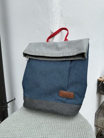 Zwei Rucksack blau grau mit roten Trägern guter Zustand
