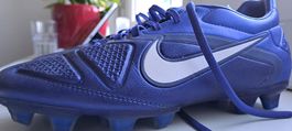 Nike Fussballschuhe Grösse 39 blaue Rasenkunststollen. Top 