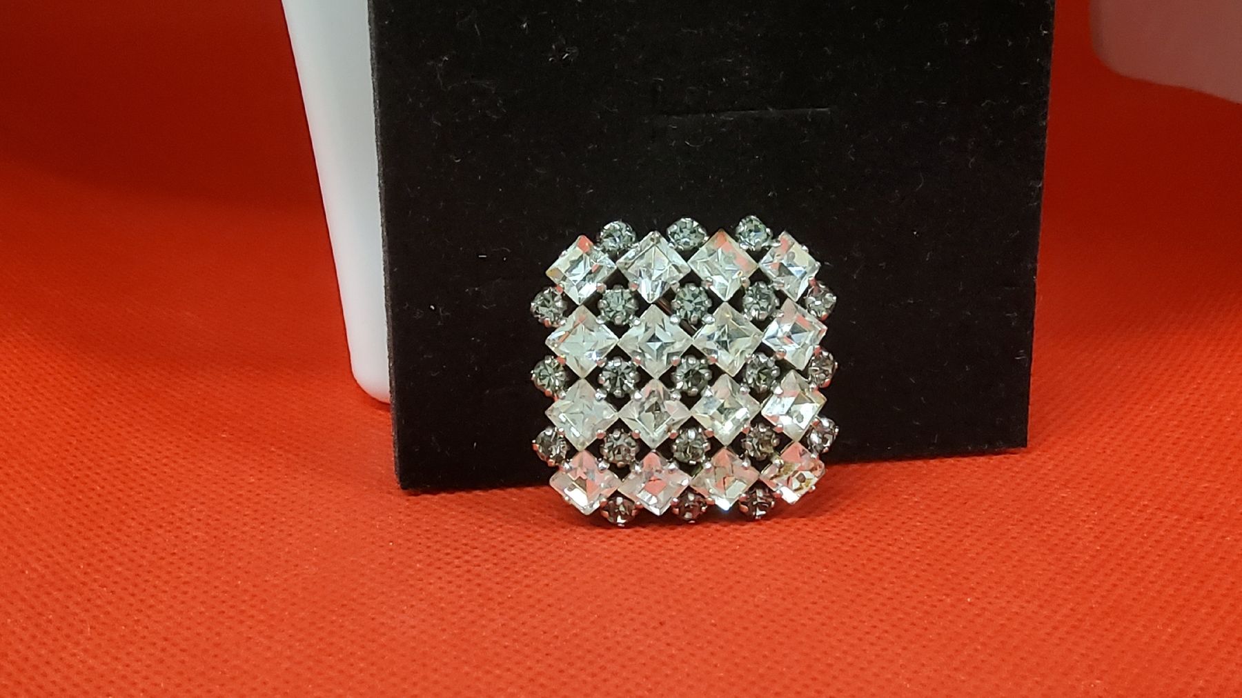 Broschen & Nadeln: Elegante Vintage Brosche mit Strass-Steinen, Silber-Look – Gebraucht aus Herisau von Nluanalucas