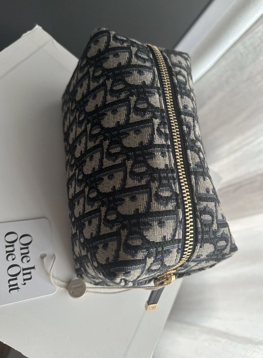 Dior Custodie per cosmetici: Dior 30 Montaigne Vénus Pouch Makeup Bag – Nuovo (secondo la descrizione) da Schlieren venduto da ann_nmz5 3