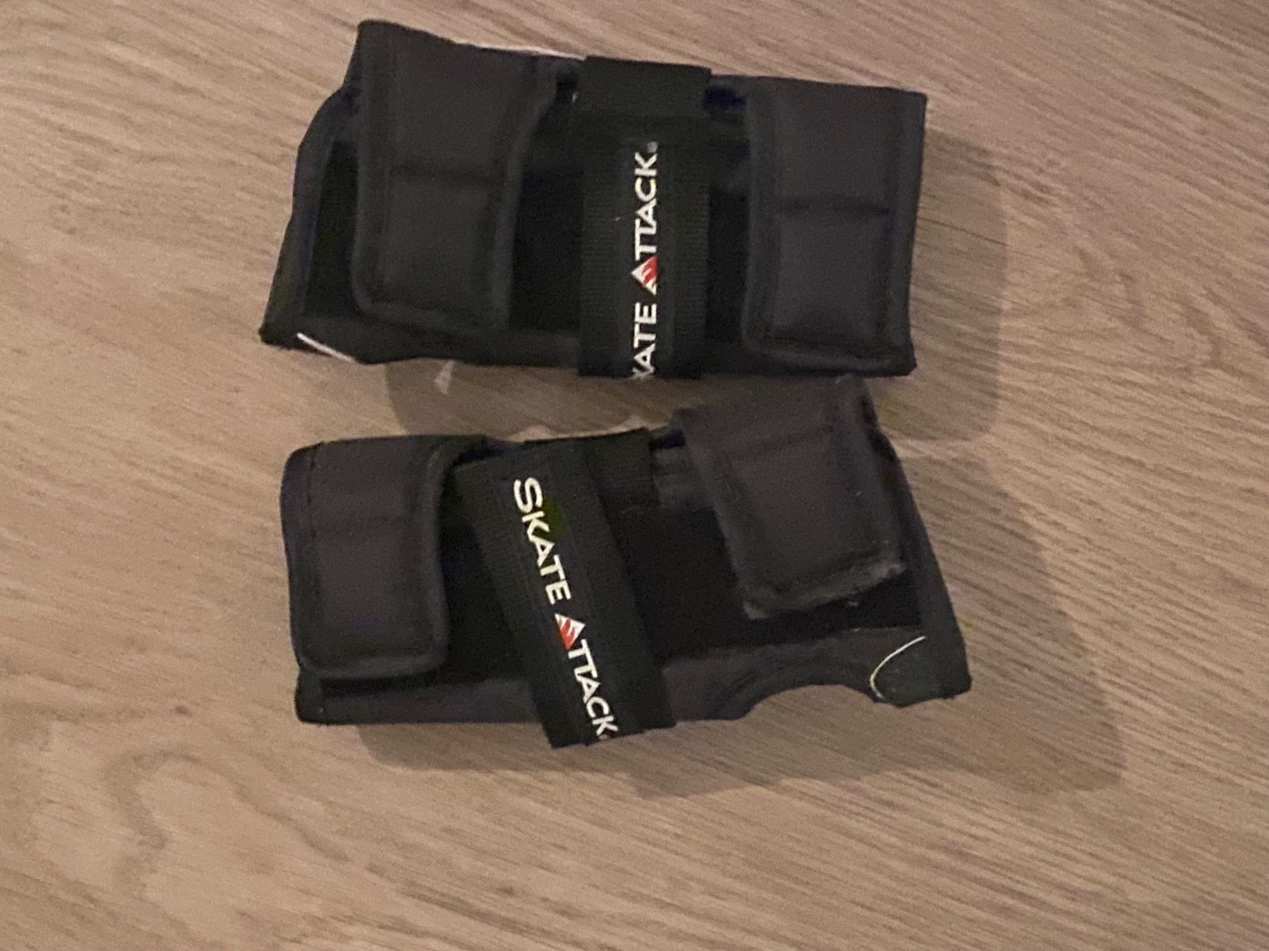 Protezioni & Imbottiture: Schoner Set SKATE ATTACK Knie- und Ellenbogenschoner gebr... – Nuovo e nell'imballaggio originale da Langnau Am Albis venduto da shu_5ykw
