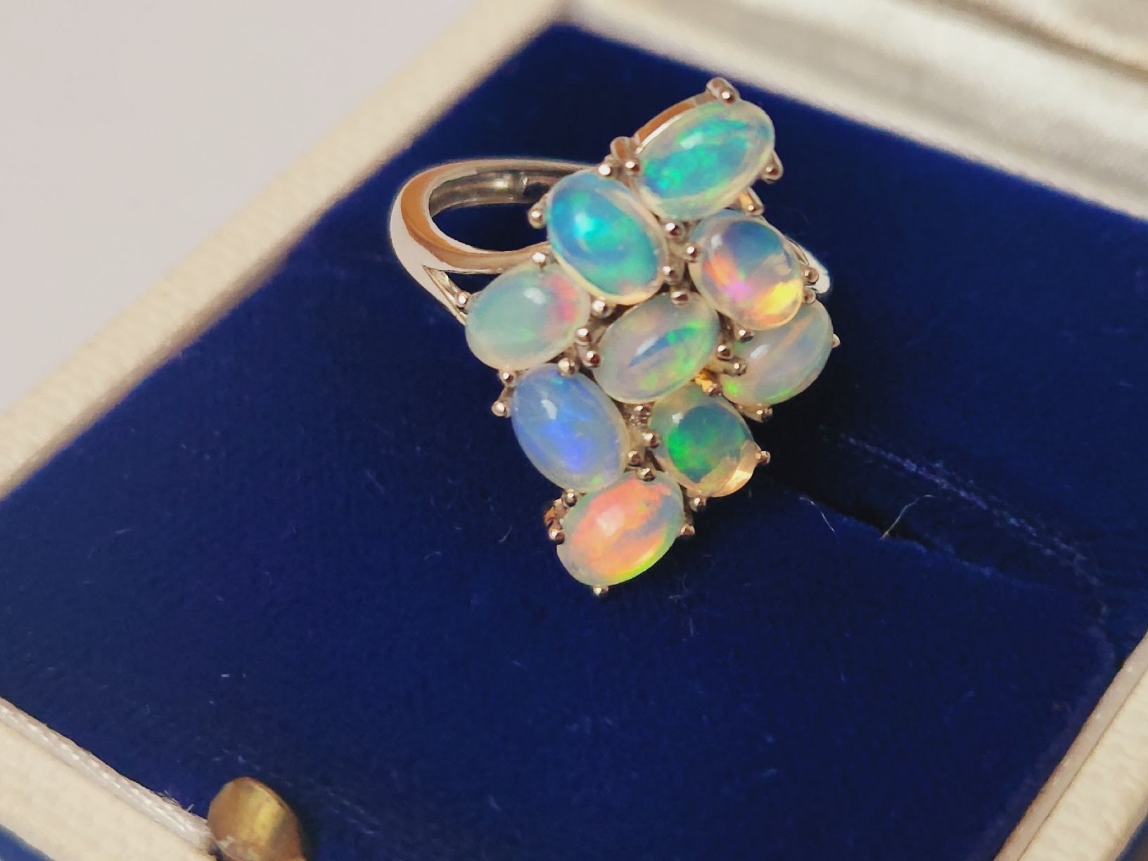Anelli: Blue flash Opal Ring, 925 Silber, Gr. verstellbar. Neu! – Nuovo (secondo la descrizione) da St. Gallen venduto da GIULESGG