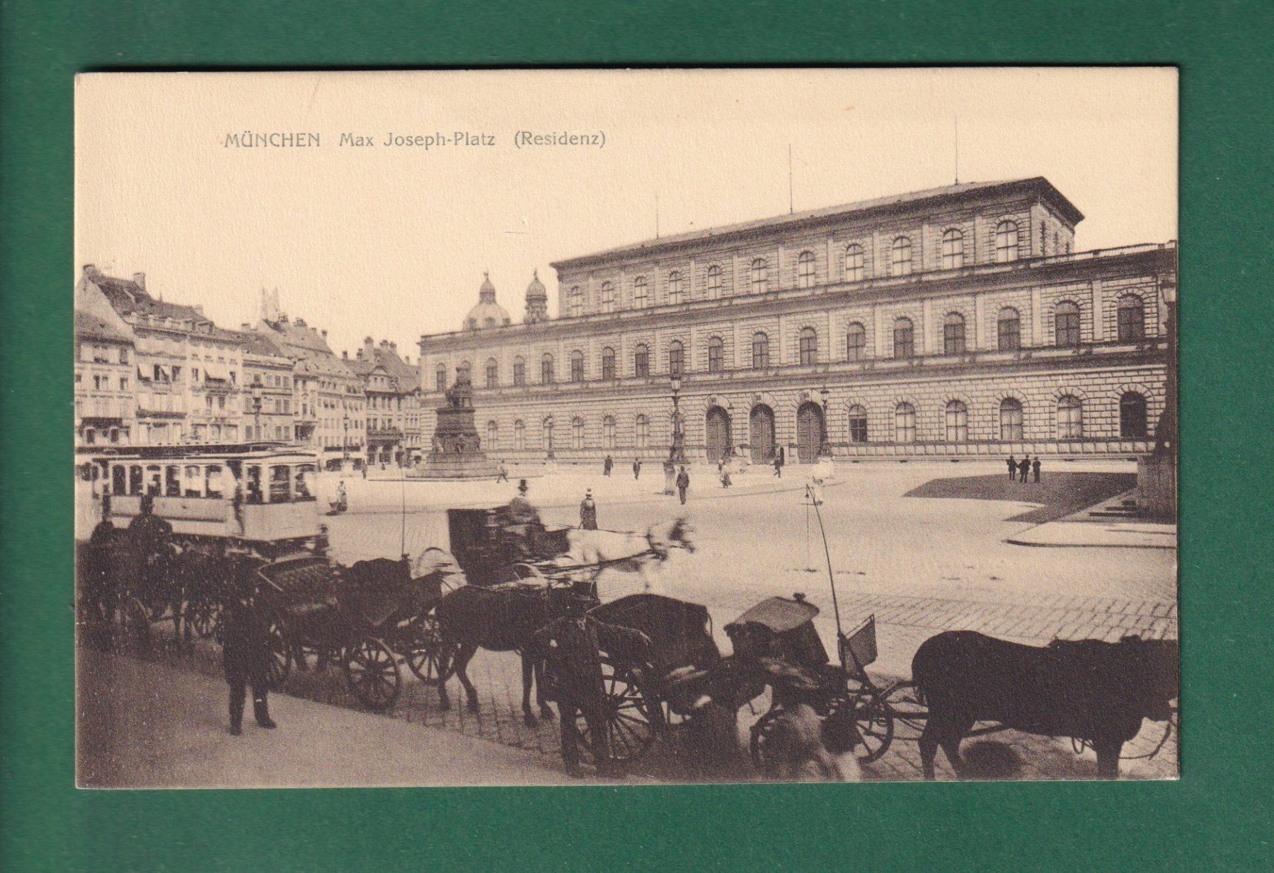 Cartoline postali: MÜNCHEN - Max Joseph-Platz - Kutsche - Tram – Usato da Pully venduto da nicecards-shop