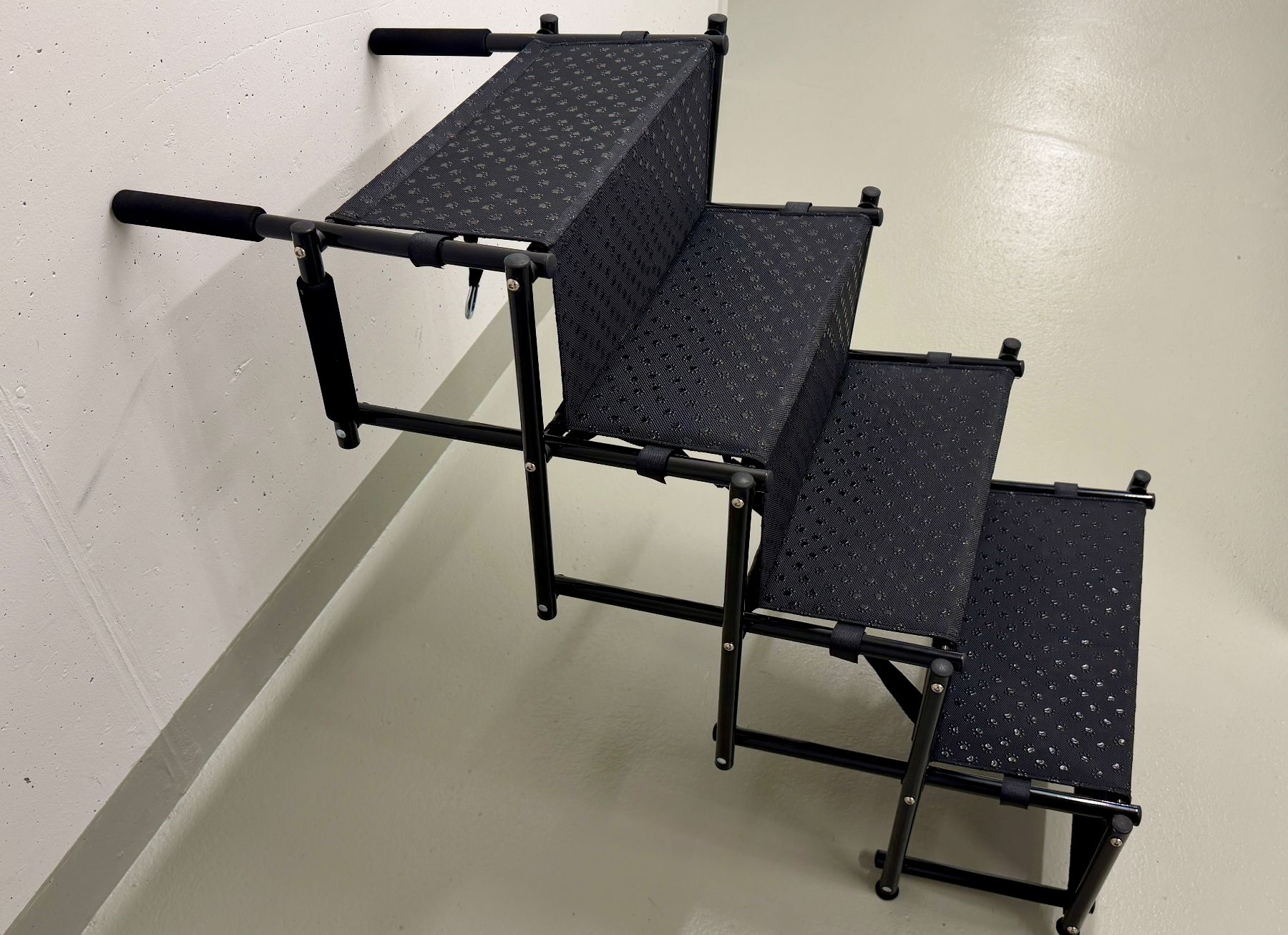 Cages, transport & sécurité: Einstieghilfe - Hundetreppe – D'occasion à Niederhasli par Hapebe