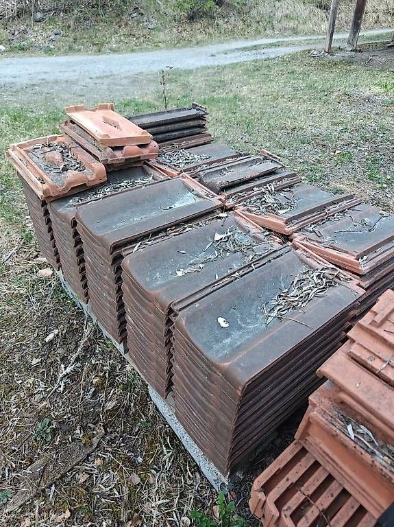 Pietre & tegole: Tonziegel Keller-Pfungen hellbraun – Usato da Surava venduto da Casuttsoehne_AG