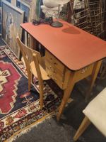 Vintage Kinderschreibtisch mit Stühle 