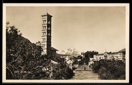 AK St. Moritz, Kirchturm und Ort an Fluss, Berge im Hintergr