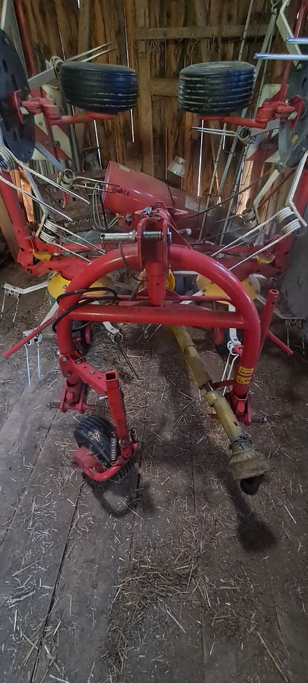 Toutes les machines: Pöttinger Kreiselheuer – D'occasion à Oberhelfenschwil par Fiat1880