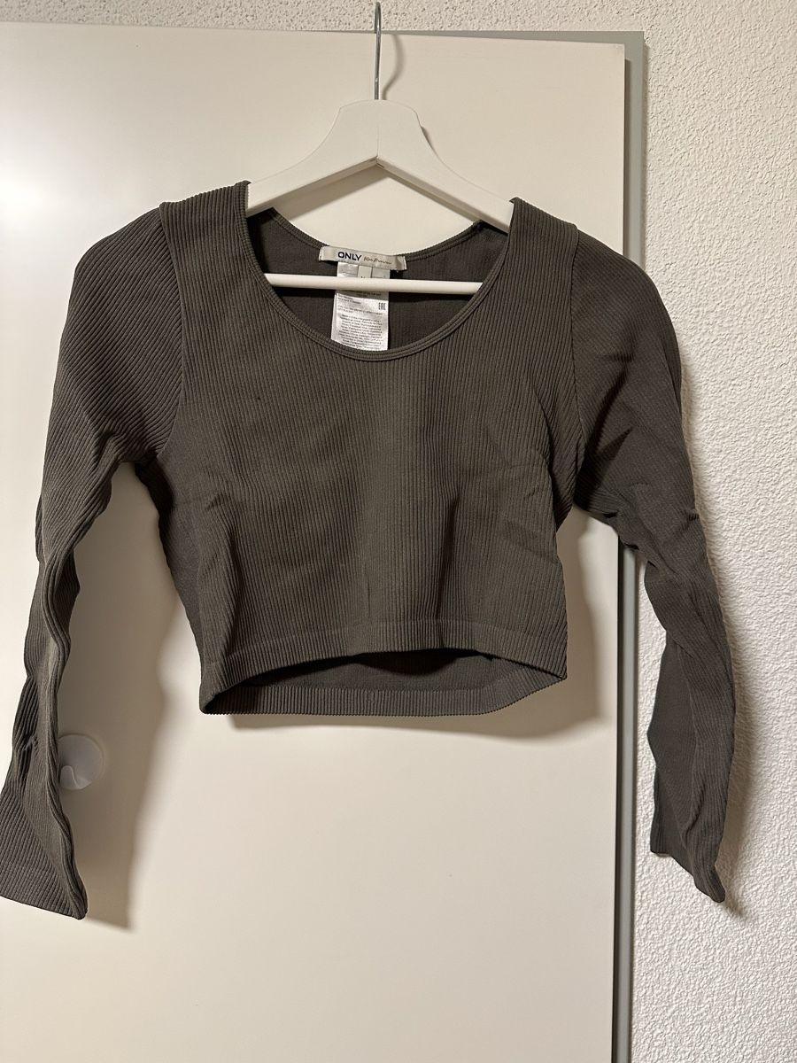 T-Shirts: ONLY geripptes Langarm Crop Top Gr. M – Gebraucht aus Reinach BL von Alles_muss_weg00