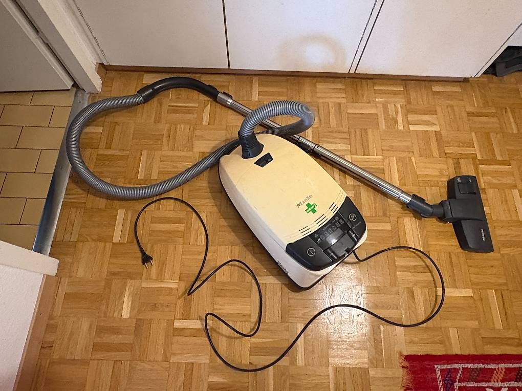 Aspirateurs & Accessoires: Aspirateur Miele – D'occasion à Genève par Johnny345 1