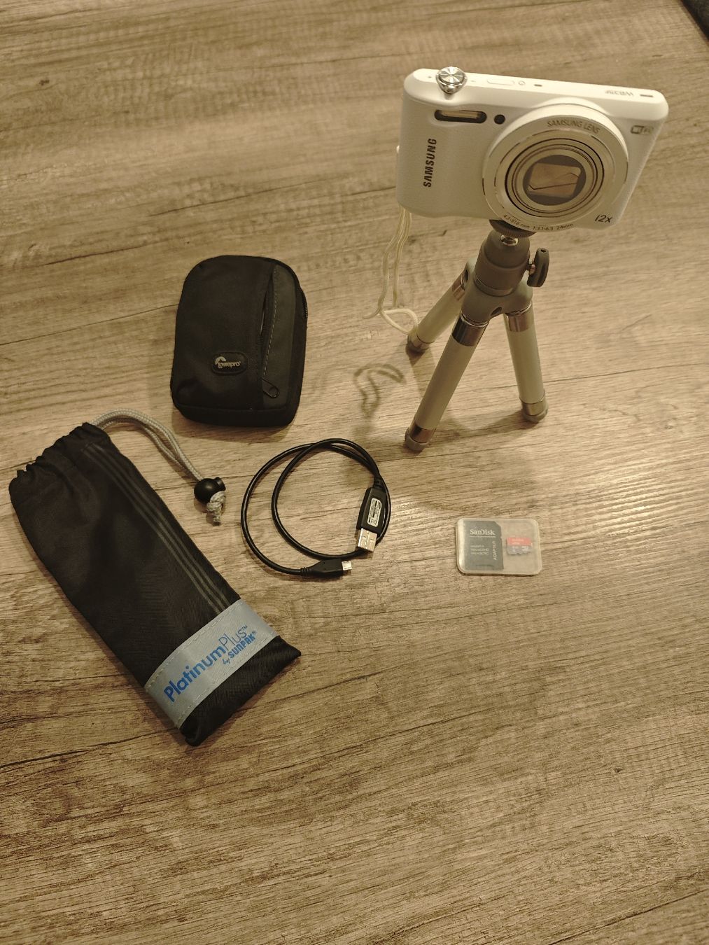 Samsung Fotocamera: Samsung WB35F Digital Camera – Complete Bundle with Tripod – Nuovo (secondo la descrizione) da Oberengstringen venduto da plm_7kb7 3