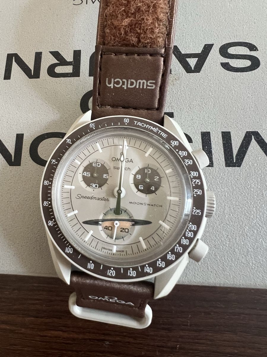 Swatch Orologi: Swatch x Omega Moonswatch Saturne – Usato da La Chaux-de-Fonds venduto da Houles