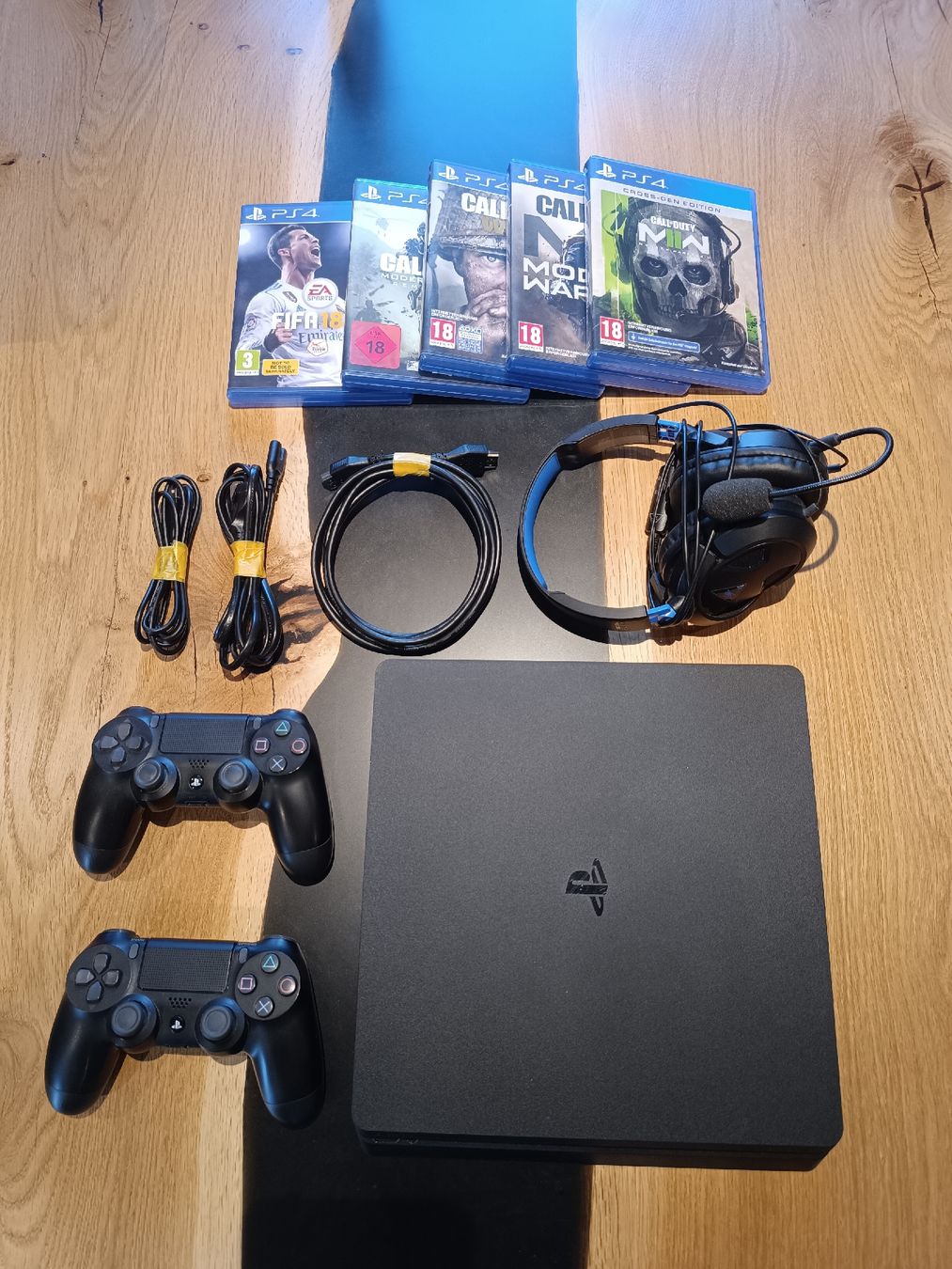 Sony Consoles: PS4 inkl. Controller, Spiele und Headset – D'occasion à Ottikon par PiloniFive