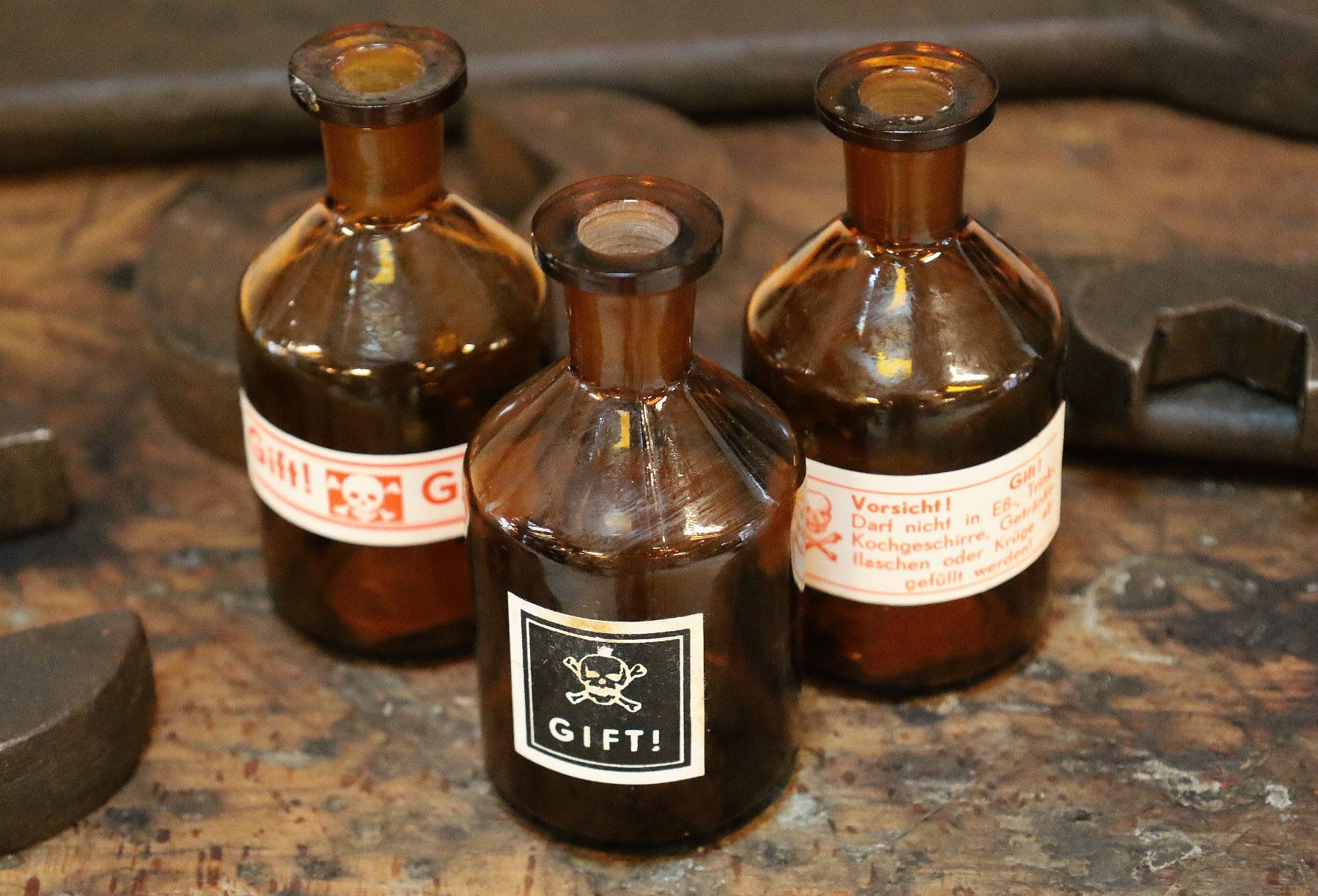 Accessori da laboratorio: 3 alte Giftflaschen à 100 ml – Usato da Birrwil venduto da brandschatz_birrwil 1