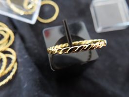 10 Fingerringe, Modeschmuck, Metall, goldig, div. Grössen
