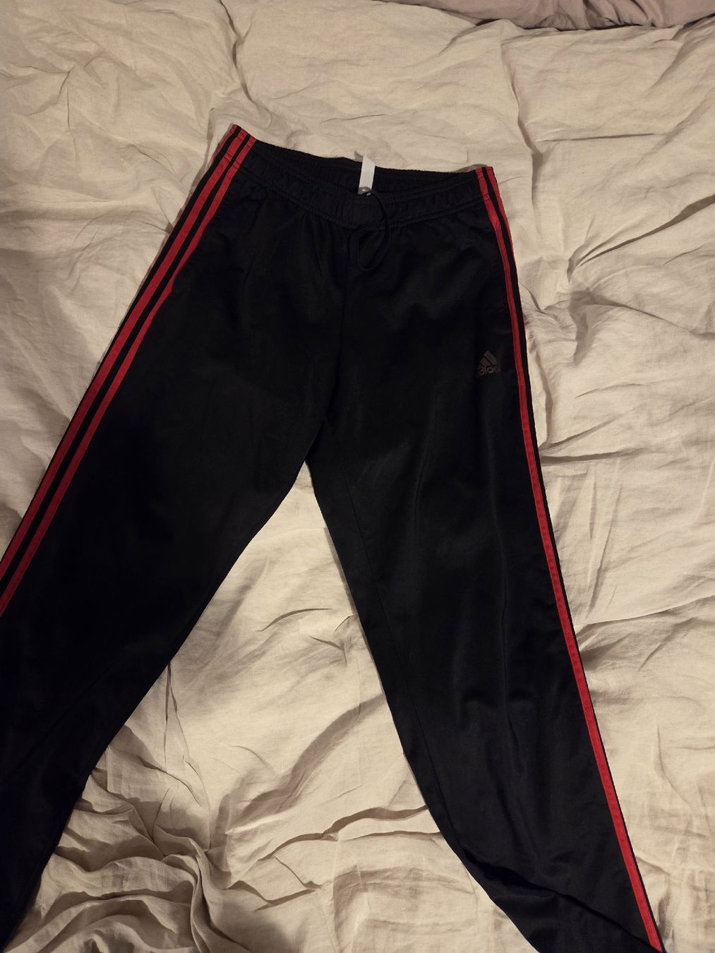 Adidas Hosen: Adidas Trackpants – Gebraucht aus Bern von leloskiosk