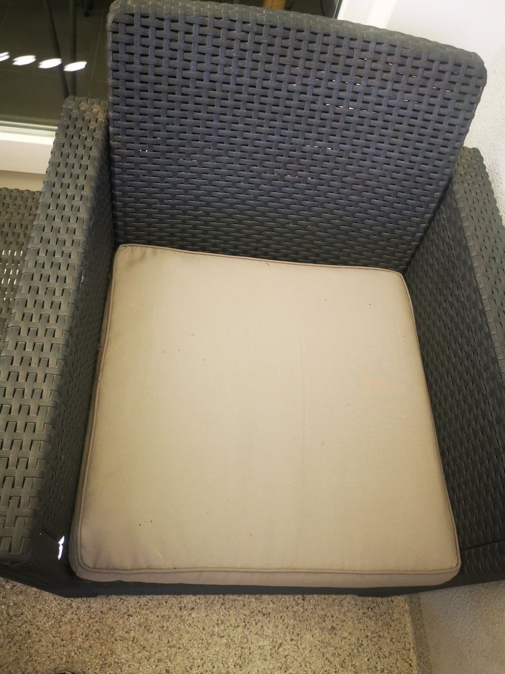 Set di tavolo e panche: Canapés balcon – Usato da Epalinges venduto da GERM 1