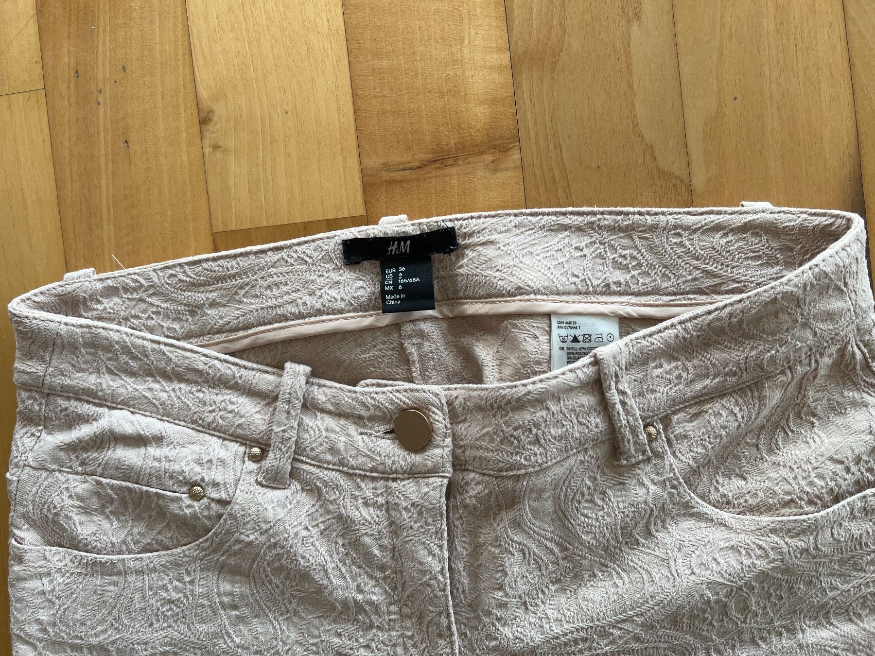 H&M Pantaloni: Hose eng anliegend – Usato da Endingen venduto da chocosweet 1