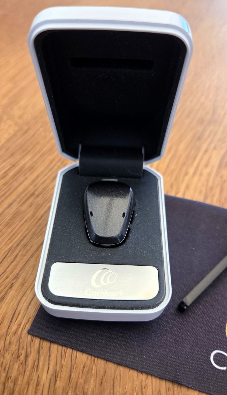 Attrezzature mediche: Hörgerät Cochlear Soundprozessor BAHA 5 – Usato da Flums venduto da Chrom94 1