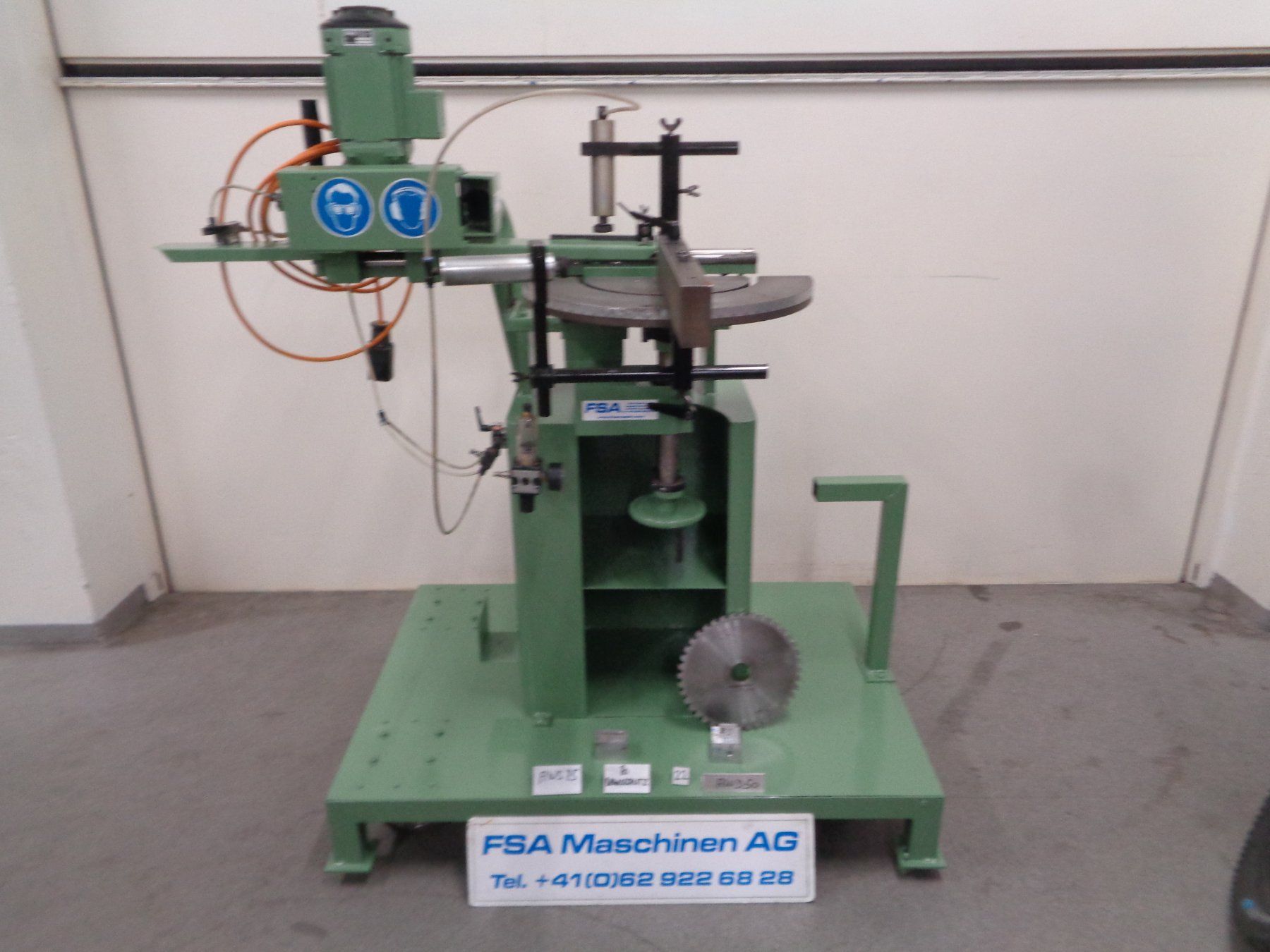 Tutte le macchine: GRAULE Ausklinkfräse Typ 250 – Usato da Aarwangen venduto da fsa-maschinen