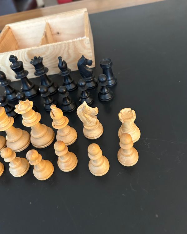 Schachfiguren aus Holz in Originalbox (Gebraucht) in Zumikon für CHF 31