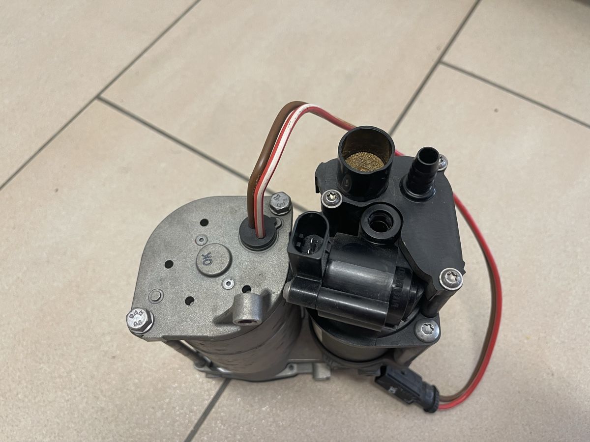 BMW Tutti pezzi di ricambio auto: BMW  Luftfederung Kompressor 37206875176-01 – Difettoso da Elsau venduto da isidobrany09 2