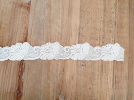 Spitzenband weiss mit Blumen, glänzend / 2,5 Meter x 4 cm