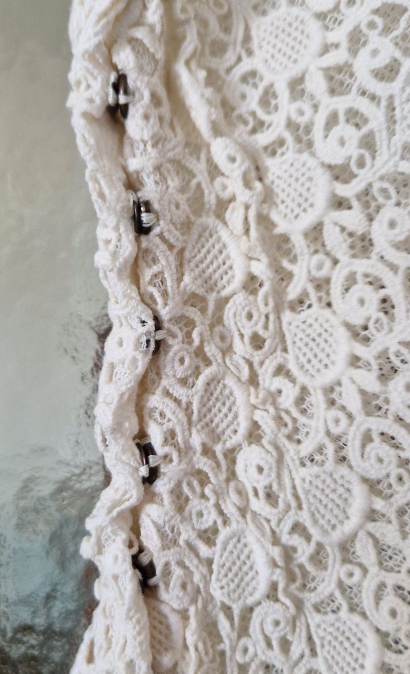 Blusen: Elegante Spitzenbluse, Creme, Gr. S, Perlenknöpfe – Gebraucht aus Bern von Antikbatik 5