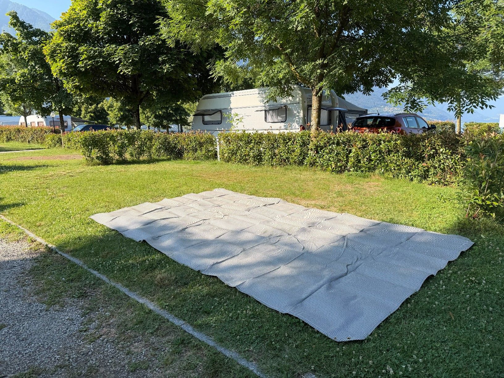 Tappeti: Vorzeltteppich / Outdoor Teppich 2.5 x 4.5 m, hellgrau  – Usato da Haldenstein venduto da Ramona_D. 1
