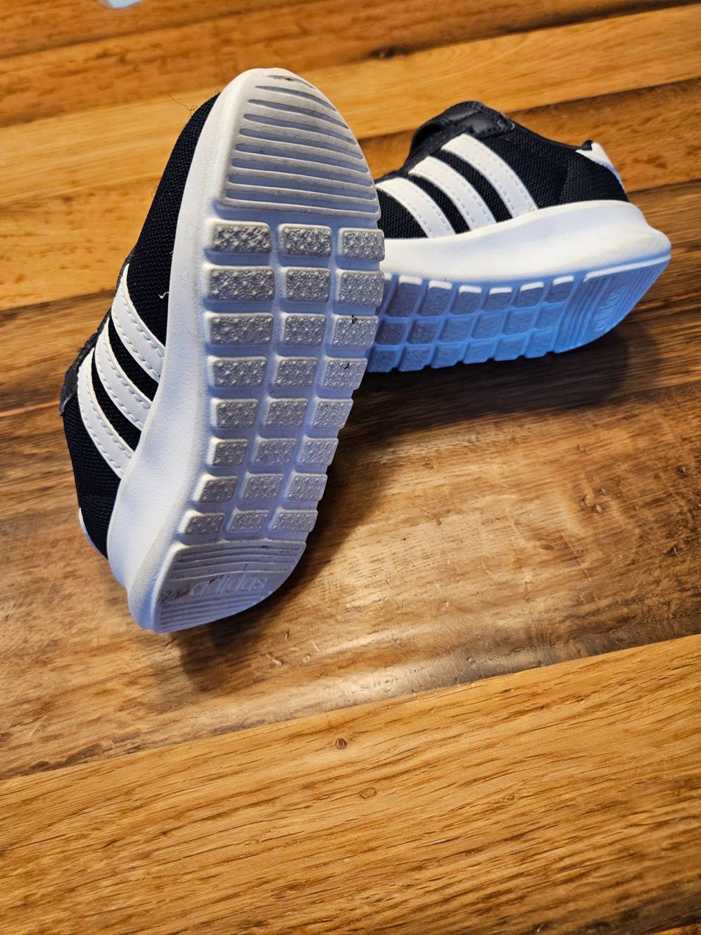 Adidas Schuhe für Jungen: Sneaker von Adidas Grösse 23 – Gebraucht aus Breitenbach von ret_d5ns 1