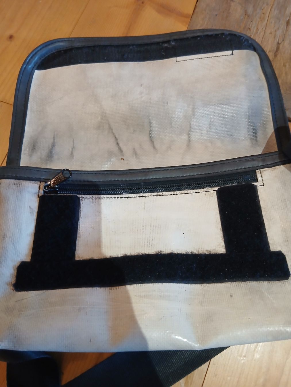 Freitag Borse: FREITAG  Messenger Bag KLEIN Blau/Weiss – Usato da Märstetten venduto da Chapep 4