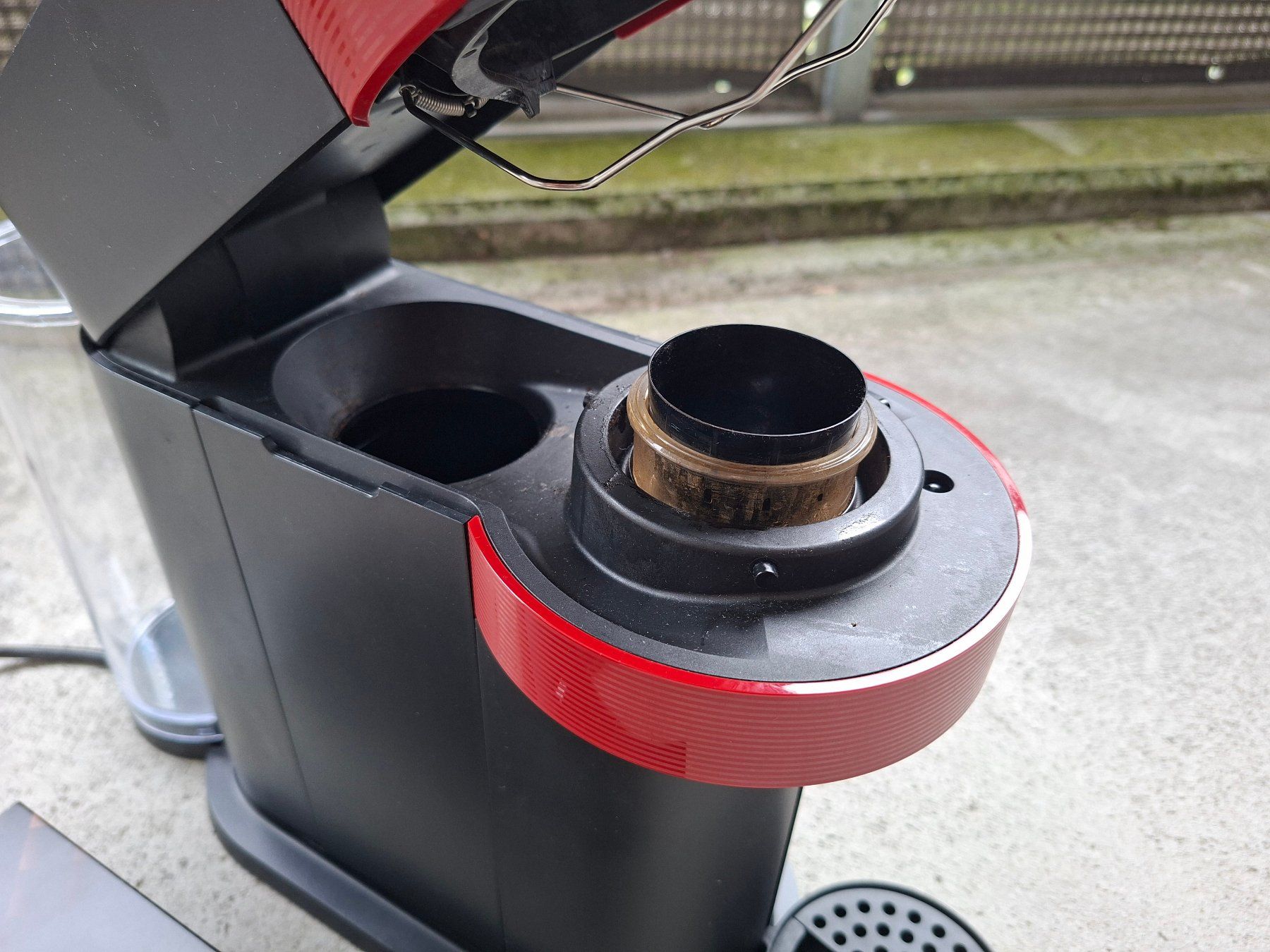 Nespresso Macchine per caffè & Macchine per espresso: Nespresso Vertuo Next Maschine mit einigen Kapseln – Usato da Gretzenbach venduto da RedCarGuy 2
