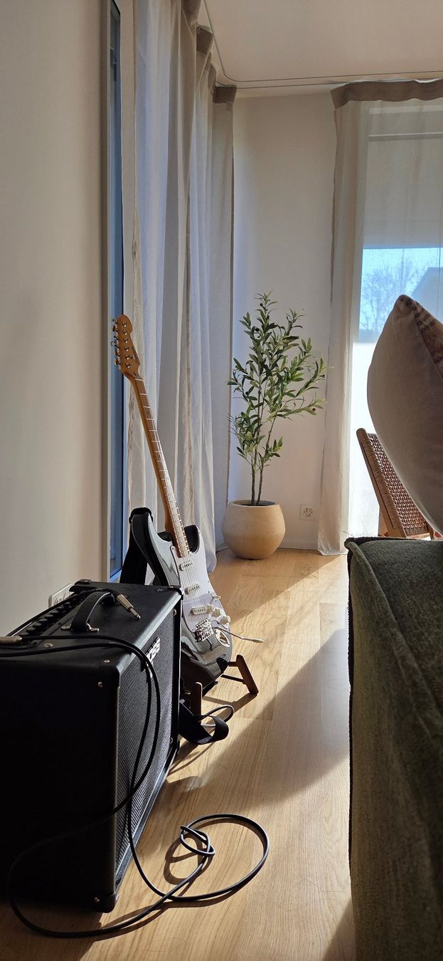 Squier Strumenti musicali: Squier Classic Vibe Stratocaster + Boss Katana 50 Amp – Usato da Zürich venduto da iva_fr79