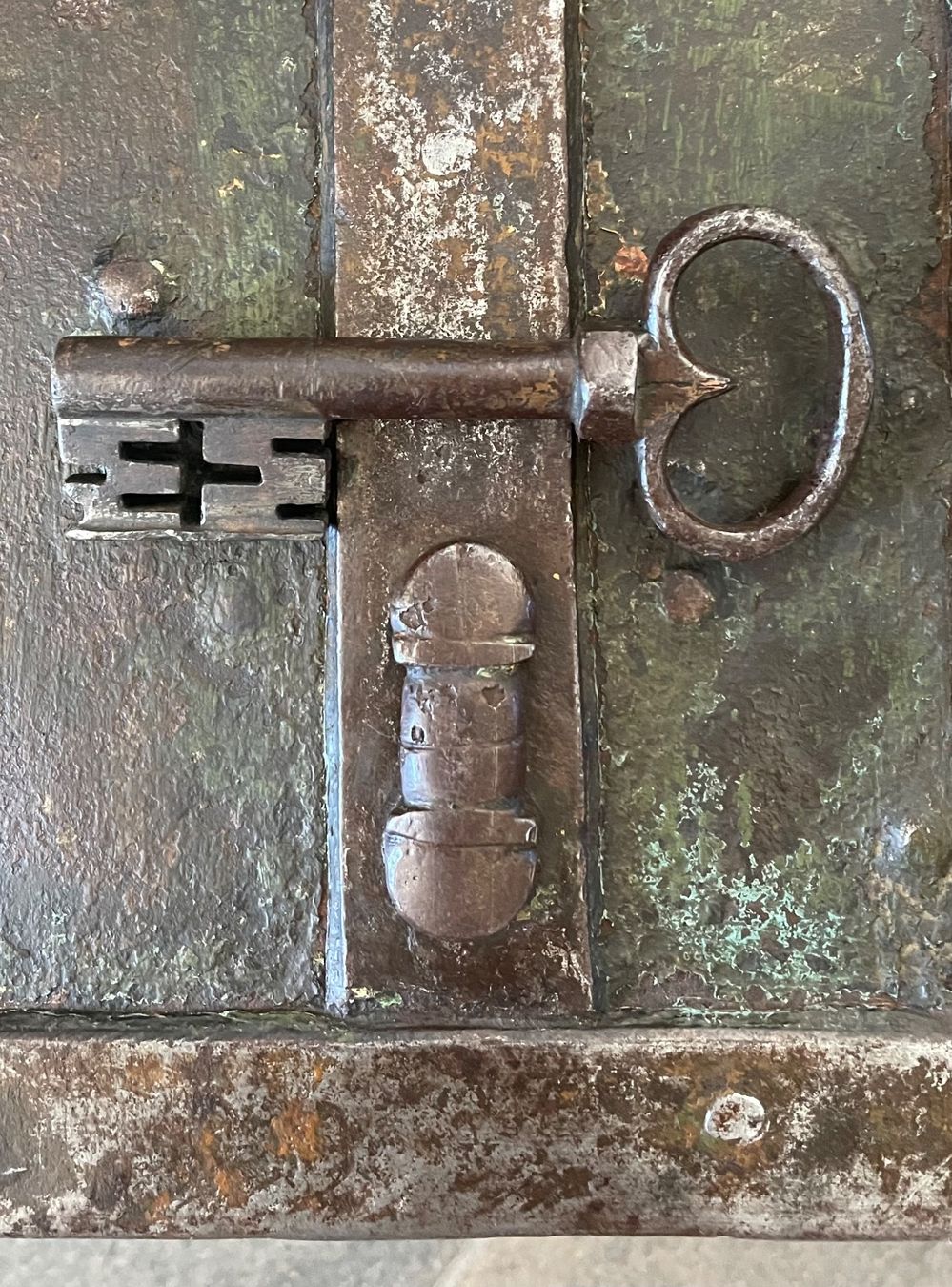 Coffres: Antik Kriegskasse Eisentruhe – D'occasion à Rorschacherberg par farmer61 6